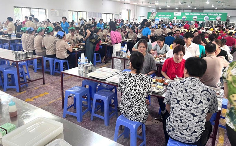 “Bữa cơm công đoàn” là hoạt động thiết thực nhân dịp kỷ niệm 95 năm Ngày thành lập Công đoàn Việt Nam (28.7.1929 - 28.7.2024). Ảnh: Phùng Thị Thường