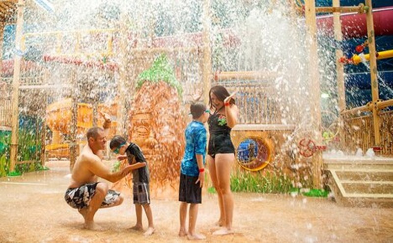 Cha mẹ cần chuẩn bị những thứ cơ bản cho con trước khi đi  chơi công viên nước. Ảnh: Pixabay