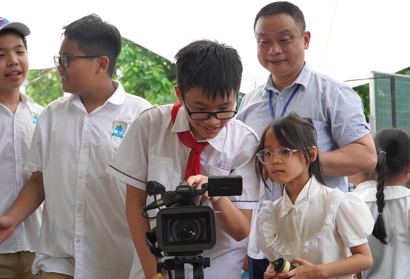 Học sinh Trường Tiểu học và THCS Tây Hà Nội trải nghiệm làm phim trong buổi đầu tựu trường. Ảnh: Vân Trang
