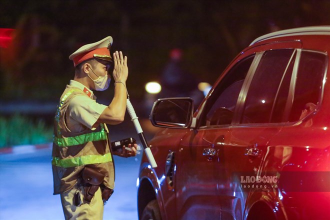 Cảnh sát giao thông chào theo điều lệnh công an nhân dân với người lái xe. Ảnh: Tô Thế