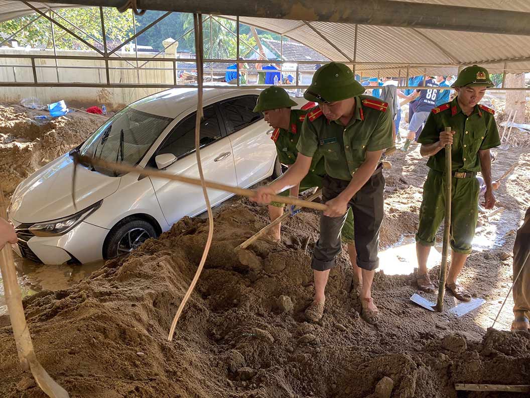 Công an tỉnh Nghệ An giúp nhân dân Kỳ Sơn khắc phục hậu quả lũ quét. Ảnh: Quang Đại