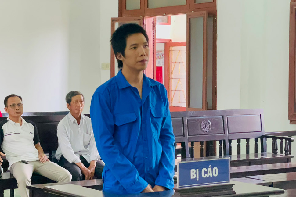 Bị cáo Nguyễn Ca đã dùng dao đâm trọng thương tài xế taxi khi thấy tài xế đến chở mình đi điều trị bệnh. Ảnh: Thế Minh