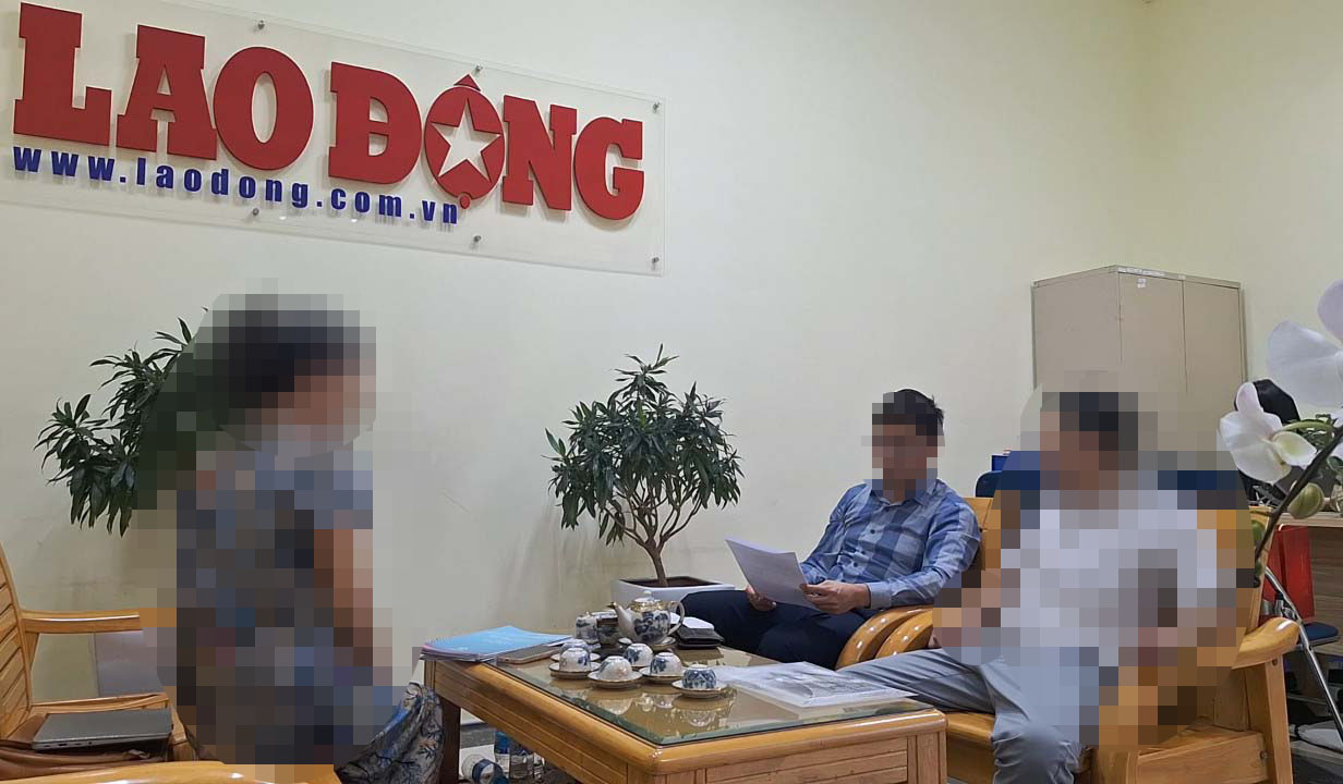 Một số người dân đến trụ sở Báo Lao Động ở Hà Nội gửi đơn phản ánh về hoạt động bán thẻ du lịch của Crystal Bay. Ảnh: Minh Phong