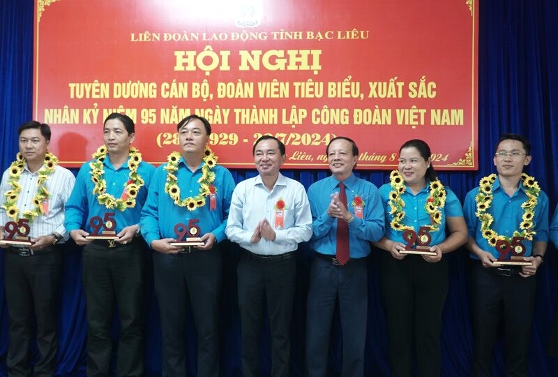 Các tập thể được LĐLĐ tỉnh Bạc Liêu tuyên dương nhân kỷ niệm 95 năm Ngày thành lập Công đoàn Việt Nam. Ảnh: Nhật Hồ