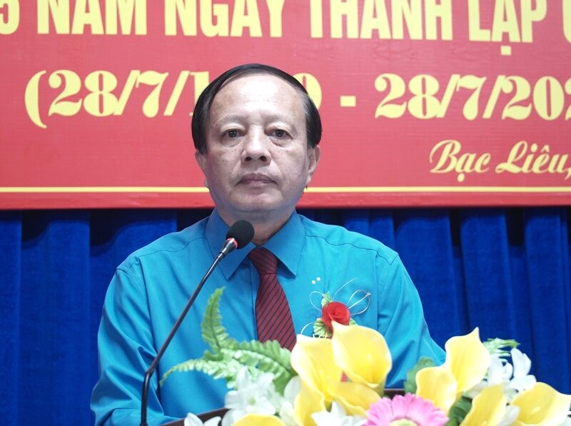 Chủ tịch LĐLĐ tỉnh Bạc Liêu Nguyễn Văn Khanh phát biểu ôn lại truyền thống 95 năm ngày thành lập Công đoàn Việt Nam. Ảnh: Nhật Hồ