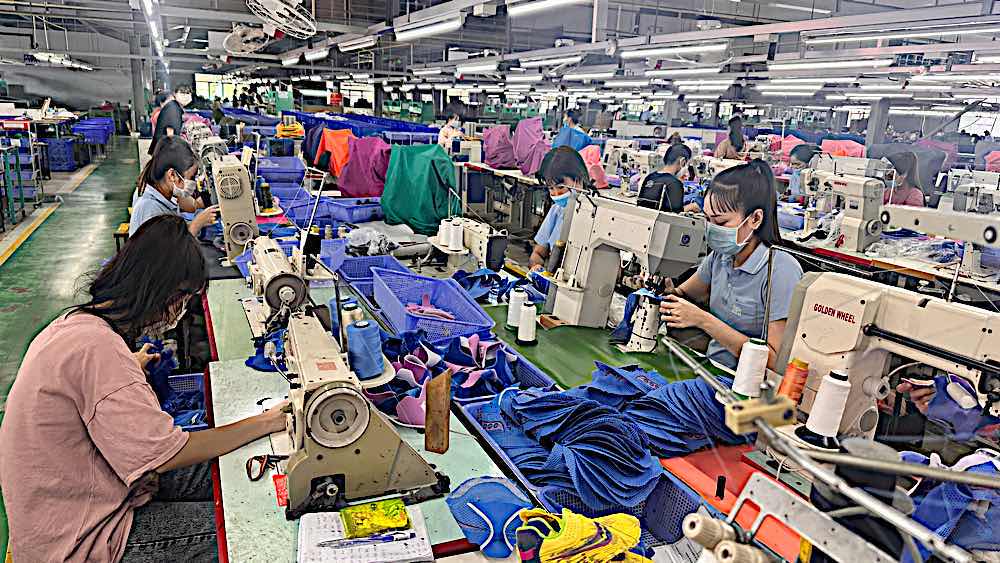 Workers producing shoes in Ham Kiem II Industrial Park. Photo: Duy Tuan