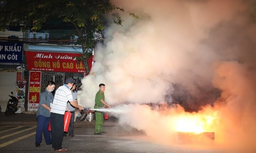 Thực tập kỹ năng sử dụng bình chữa cháy nhằm đảm bảo an toàn PCCC trên địa bàn TP Phủ Lý, Hà Nam. Ảnh: Công an tỉnh Hà Nam