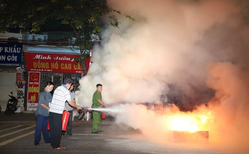 Thực tập kỹ năng sử dụng bình chữa cháy nhằm đảm bảo an toàn PCCC trên địa bàn TP Phủ Lý, Hà Nam. Ảnh: Công an tỉnh Hà Nam