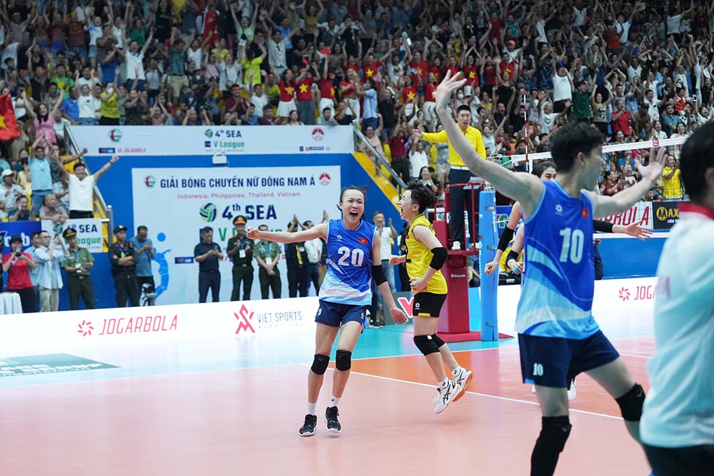 Vietnamese women's volleyball won 2 sets for the first time against Thailand. Photo: VFV