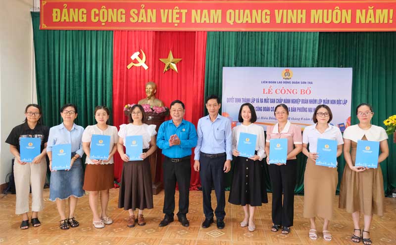 LĐLĐ quận Sơn Trà, thành phố Đà Nẵng kết nạp 135 người lao động vào tổ chức Công đoàn. Ảnh: Trà Vân
