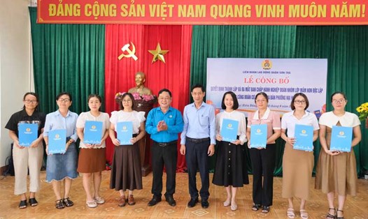 LĐLĐ quận Sơn Trà, thành phố Đà Nẵng kết nạp 135 người lao động vào tổ chức Công đoàn. Ảnh: Trà Vân