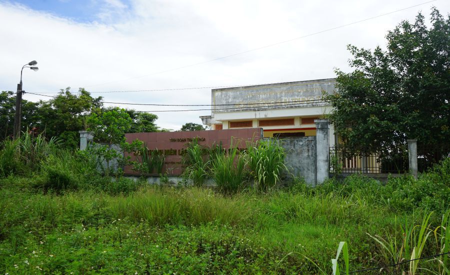 The Cultural Center of Song Chang Youth Volunteer Village is desolate and its facilities are seriously degraded. Photo: Quach Du