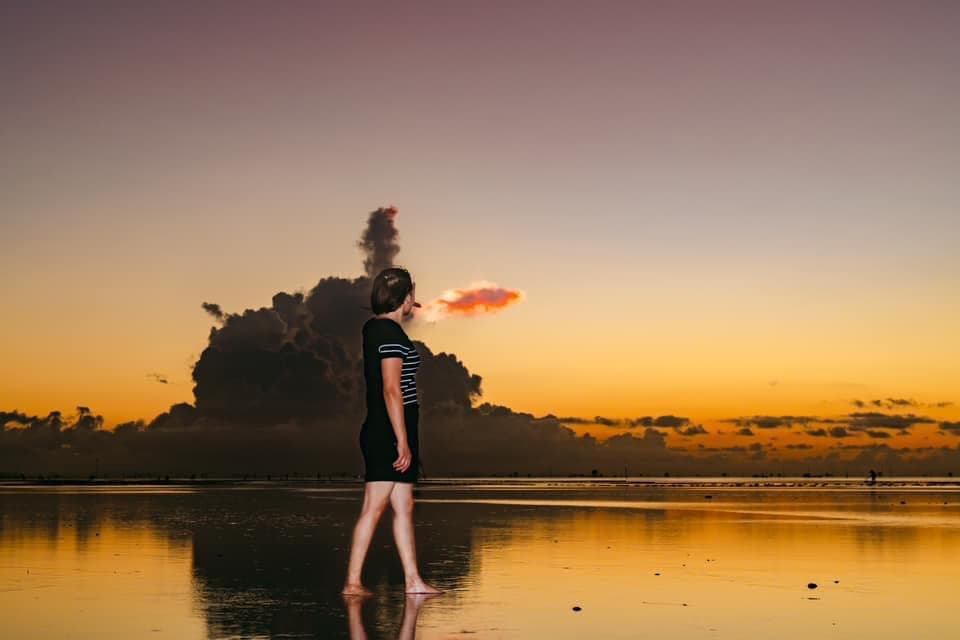 Tourists check in with a carp-shaped sky. Photo: Duc Ke