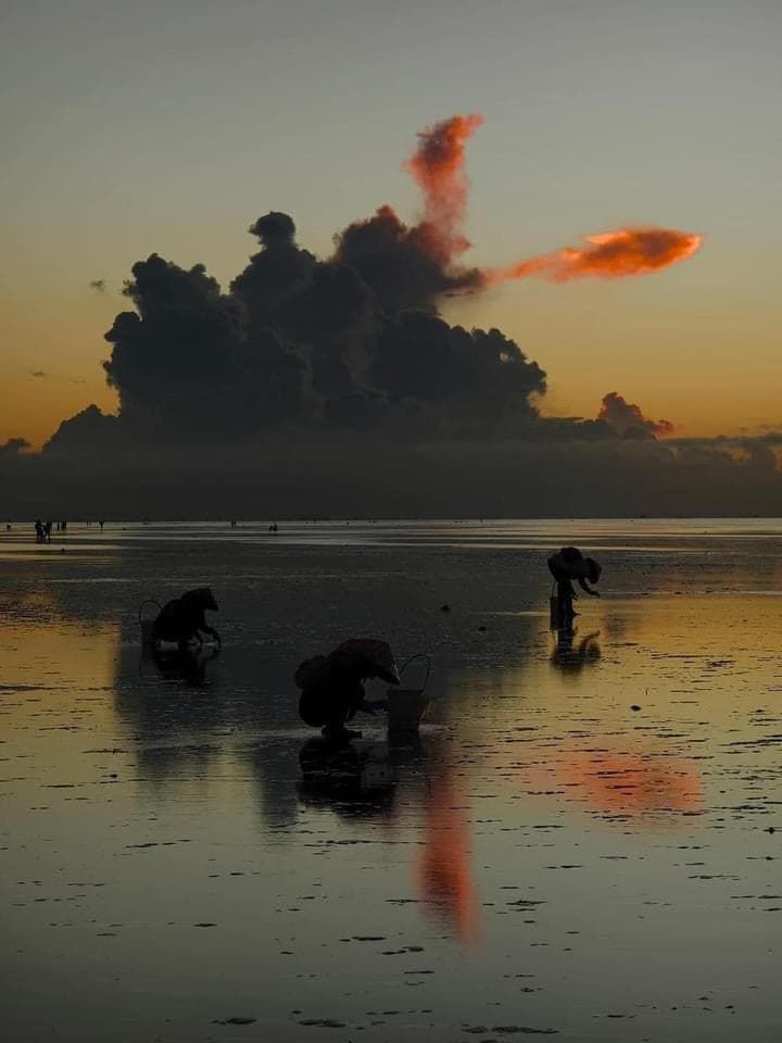 The image of a cloud shaped like a carp crossing the Vu Mon caused a fever. Photo: Nguyen Trong Cung