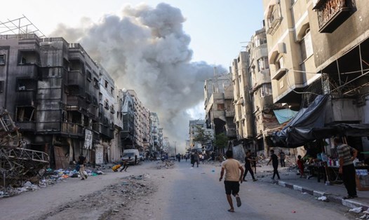 Cuộc pháo kích của Israel nhằm vào một khu phức hợp ở phía Bắc thành phố Gaza ngày 3.8. Ảnh: AFP