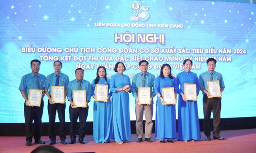 Phó Chủ tịch LĐLĐ tỉnh Trang Thị Bích Ngọc trao giải cho các đơn vị tham gia cuộc thi trực tuyến Tìm hiểu Nghị quyết Đại hội Công đoàn. Ảnh: Nguyên Anh