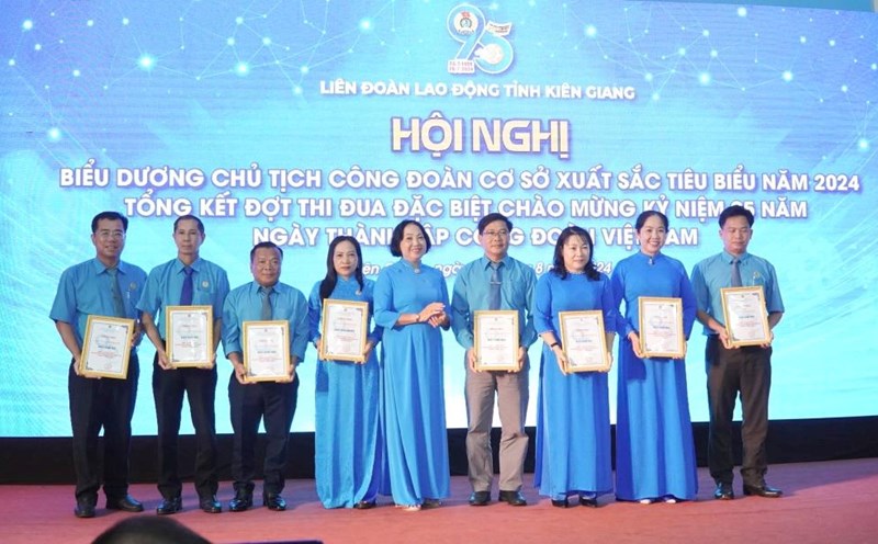 Phó Chủ tịch LĐLĐ tỉnh Trang Thị Bích Ngọc trao giải cho các đơn vị tham gia cuộc thi trực tuyến Tìm hiểu Nghị quyết Đại hội Công đoàn. Ảnh: Nguyên Anh