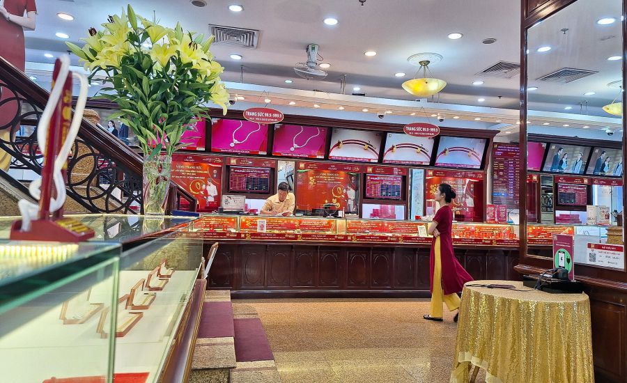 Cửa hàng vắng khách trong phiên giao dịch ngày 5.8. Ảnh: Phan Anh