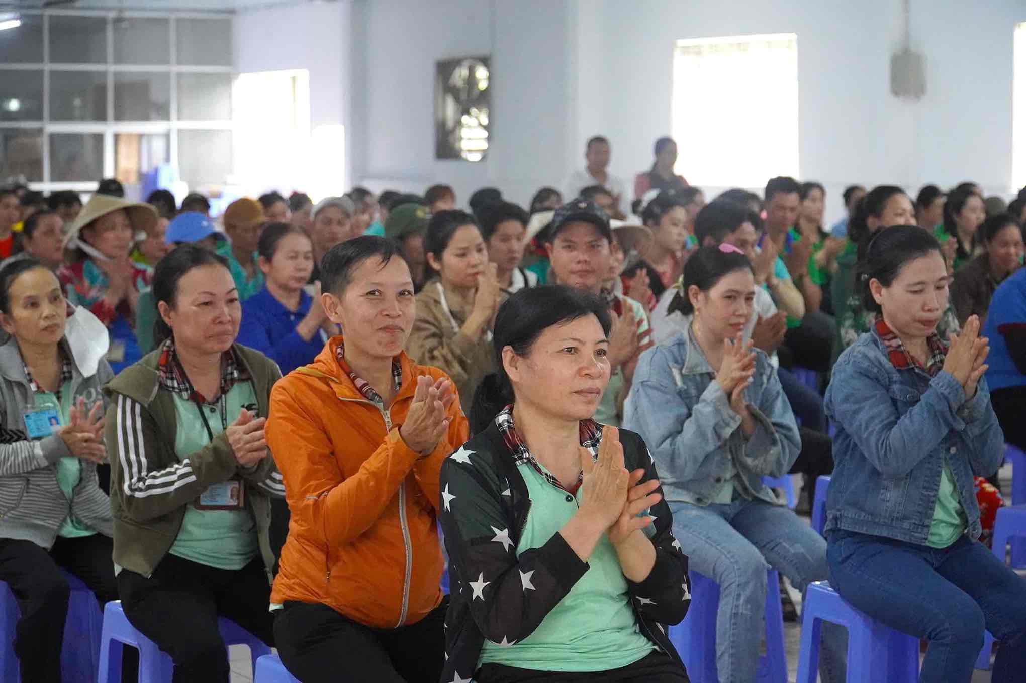 Công nhân Khu công nghiệp Tam Phước thực hiện các động tác Yoga. Ảnh: HAC