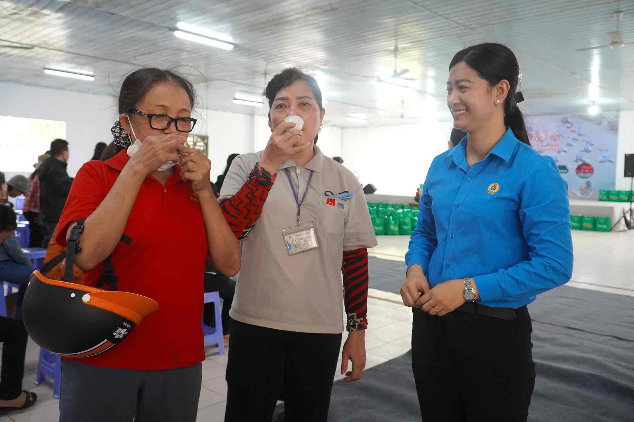 Workers drink tea at the program. Photo: HAC