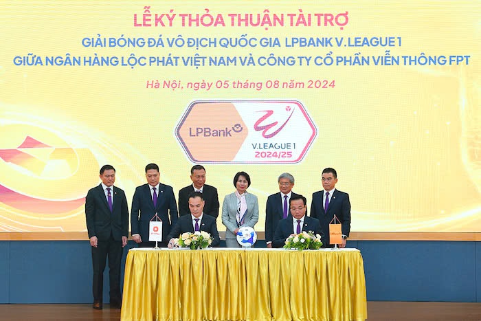 Đại diện LPBank, FPT Telecom thực hiện kí kết dưới sự chứng kiến của đại diện lãnh đạo Cục Thể dục Thể thao, Liên đoàn Bóng đá Việt Nam... Ảnh: VPF