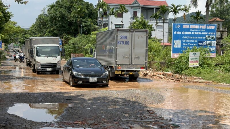 Tỉnh lộ 35 qua địa bàn huyện Sóc Sơn, Hà Nội xuống cấp nhiều năm qua chưa được duy tu sửa chữa. Ảnh: Hoàng Lộc
