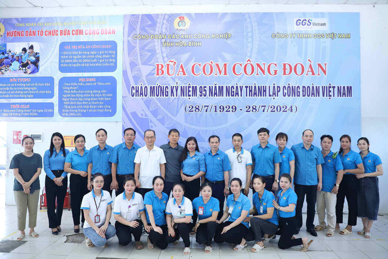 “Bữa cơm Công đoàn” với 750 đoàn viên và người lao động ở Hòa Bình. Ảnh: Minh Nguyễn