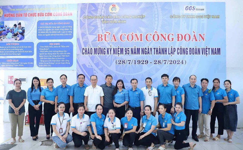“Bữa cơm Công đoàn” với 750 đoàn viên và người lao động ở Hòa Bình. Ảnh: Minh Nguyễn