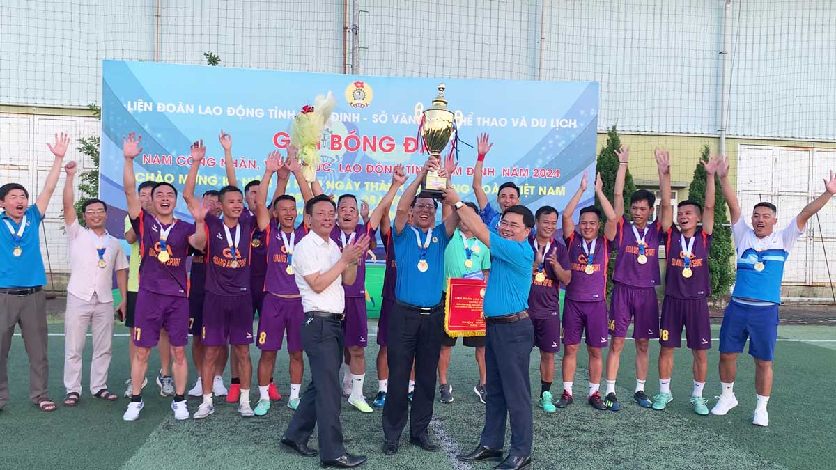 Đội bóng Công đoàn Viên chức tỉnh Nam Định đạt giải Nhất. Ảnh: Lương Hà