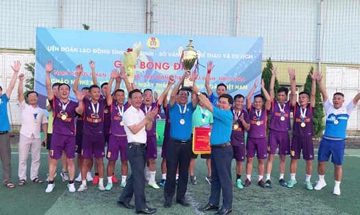 Đội bóng Công đoàn Viên chức tỉnh Nam Định đạt giải Nhất. Ảnh: Lương Hà