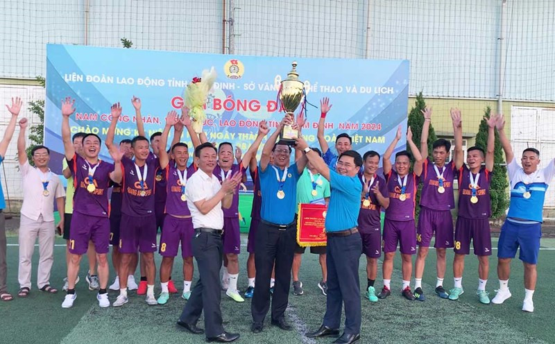 Đội bóng Công đoàn Viên chức tỉnh Nam Định đạt giải Nhất. Ảnh: Lương Hà