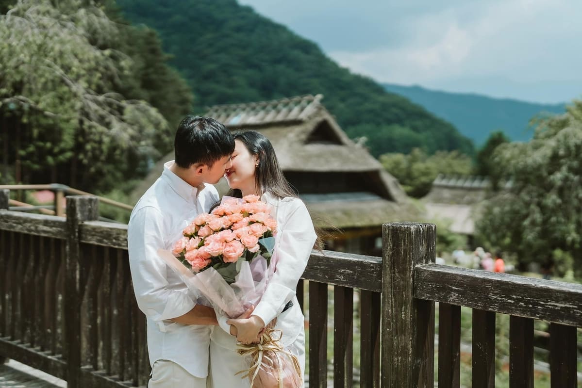 Midu and her husband enjoy their newlywed time. Photo: Character Facebook