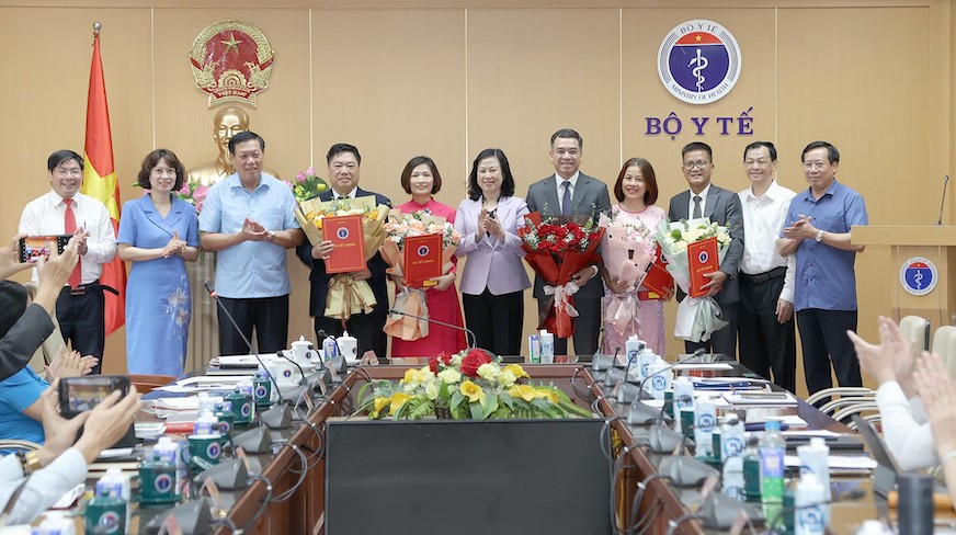Lãnh đạo Bộ Y tế chúc mừng các đồng chí nhận quyết định điều động, bổ nhiệm, bổ nhiệm lại. Ảnh: Bộ Y tế
