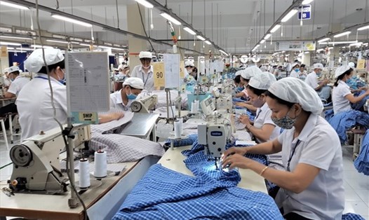 Mức lương hưu hằng tháng của lao động nữ bằng 45% mức bình quân tiền lương làm căn cứ đóng bảo hiểm xã hội quy định tại Điều 72 của Luật này tương ứng 15 năm đóng bảo hiểm xã hội, sau đó cứ thêm mỗi năm đóng thì tính thêm 2%, mức tối đa bằng 75%. Ảnh: Nam Dương