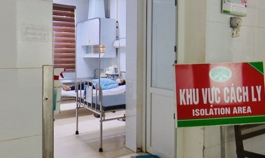 Bệnh nhân Ph.L.M., được xác định mắc bạch hầu đang được cách ly điều trị tại khoa Bệnh nhiệt đới, Bệnh viện Đa khoa tỉnh Thanh Hoá. Ảnh: T.H