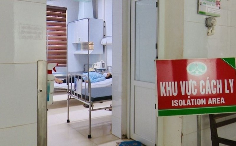 Bệnh nhân Ph.L.M., được xác định mắc bạch hầu đang được cách ly điều trị tại khoa Bệnh nhiệt đới, Bệnh viện Đa khoa tỉnh Thanh Hoá. Ảnh: T.H