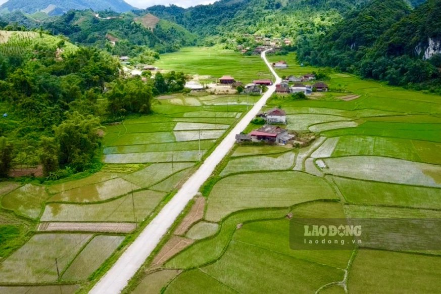 On August 5, talking to reporters, Mr. Nguyen Ngoc Thieu - Chairman of Bac Son District People's Committee said that Tan Tri - Nghinh Tuong road is a key project of the district, implemented in Tan Tri commune, a locality with good economic conditions. Economy is still difficult.