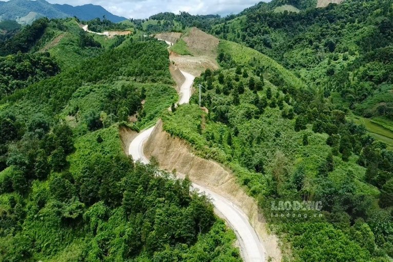 Cung đường trăm tỉ vượt núi, đồi đã hình thành ở Lạng Sơn. Ảnh: Việt Bắc.