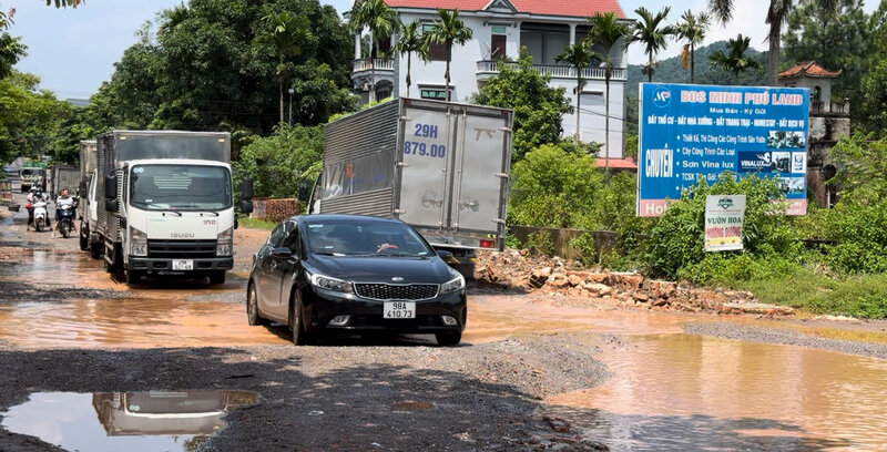 Tỉnh lộ 35 qua địa bàn huyện Sóc Sơn xuống cấp nhiều năm qua chờ ngày sửa chữa. Ảnh: Hoàng Lộc