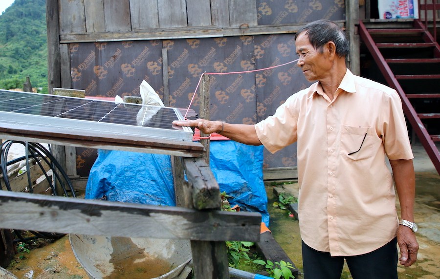 Due to lack of electricity, people have to temporarily use solar panels or batteries. Photo: Cong Sang