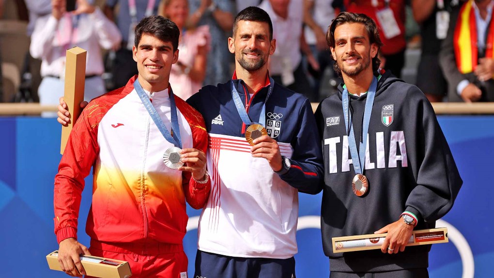 Djokovic hạnh phúc với tấm huy chương vàng Olympic ở tuổi 37. Ảnh: ATP Tour