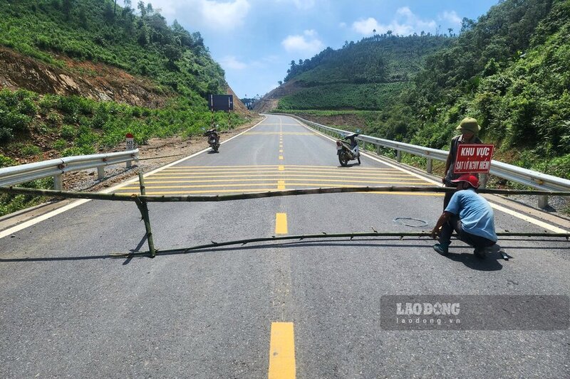 Hiện, nhà thầu thi công đã lập hàng rào cứng, chắn 2 đầu đoạn tuyến xảy ra sự cố sạt lở.