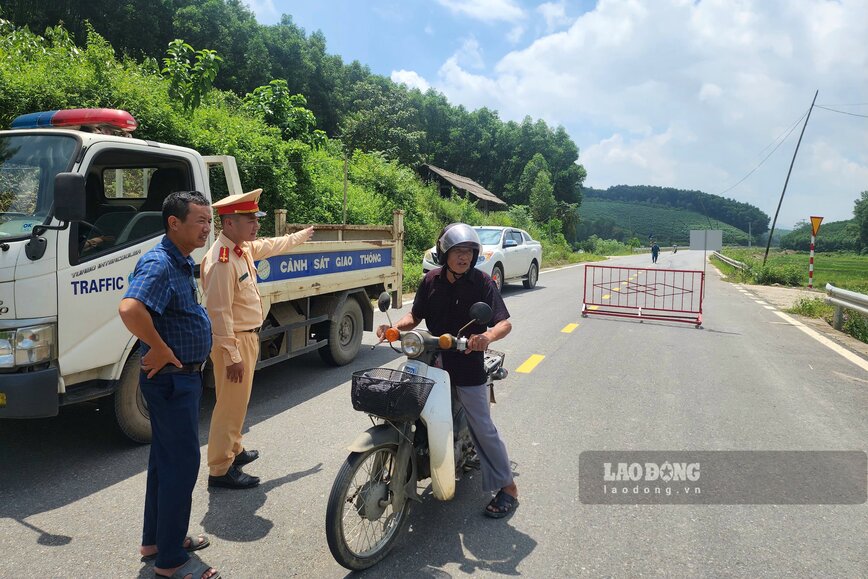 Lực lượng cảnh sát giao thông của huyện Hạ Hòa cũng đã túc trực, hướng dẫn người dân không di chuyển trên tuyến đường chưa được bàn giao và đang xảy ra sự cố sạt lở.