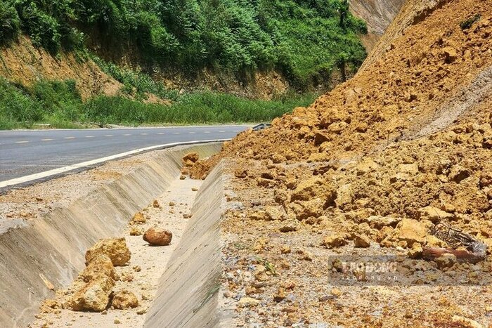 Ông Nguyễn Thiện Tuấn - Phó Giám đốc Công ty TNHH xây dựng Tự Lập (một trong các nhà thầu thi công dự án) - thông tin: “Nhà thầu đang tiến hành kiểm tra, đánh giá tình trạng sạt lở, từ đó sẽ áp dụng phương án tốt nhất để ngăn chặn sạt lở tái diễn. Trước mắt, sẽ hót đổ đi lượng đất đá đổ xuống, taluy sẽ được bạt lại mái“.