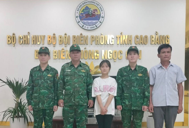 Ngoc Han and her father thanked Ngoc Con Border Guard Station officers. Photo: Supplier.