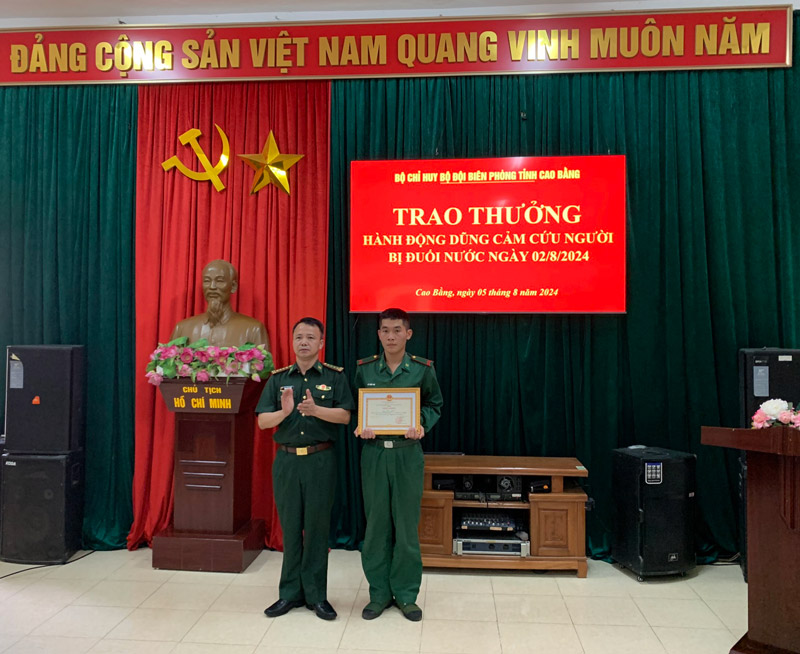 Lãnh đạo Bộ chỉ huy BĐBP tỉnh Cao Bằng khen thưởng binh nhất Lý Văn Vũ. Ảnh: Đơn vị cung cấp.