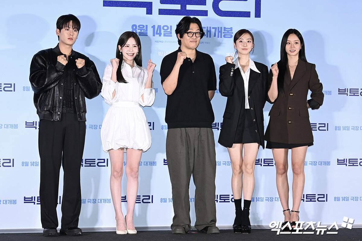 Đạo diễn Park Beom Soo và dàn diễn viên “Victory” tại họp báo. Ảnh: Naver