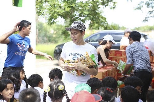 Singer Nguyen Vu volunteers. Photo: NSCC