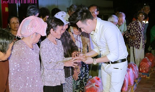 Ca sĩ Nguyên Vũ làm thiện nguyện. Ảnh: NSCC