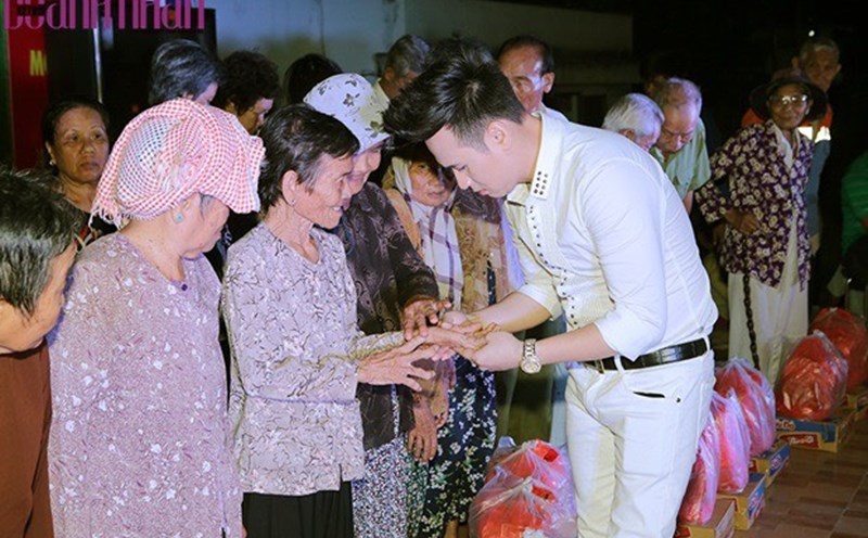 Ca sĩ Nguyên Vũ làm thiện nguyện. Ảnh: NSCC
